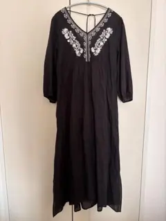 ヌキテパ 刺繍入り Vネックロングワンピース七分袖 IENAにて購入