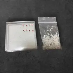 ☆ケース付き　シリコン2ミリ赤ピアス　4ペア&ピアスキャッチ　セット