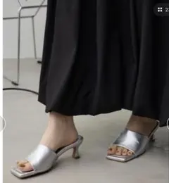 シルバーオープントゥサンダル　スクエアトゥローヒールサンダル　moussy