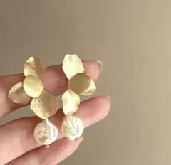 花びらモチーフゴールドピアス