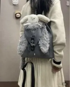 ウサギの耳付きグレーリュック