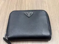 PRADA トライアングル　サフィアーノ　ブラック　ラウンド　ロゴ