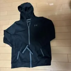 美品アンダーアーマー　黒パーカー　150サイズ