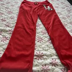 赤いLAロゴ付きフリースジョガーパンツ