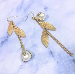パールの花つぼみ & リーフのアシンメトリーロングピアス