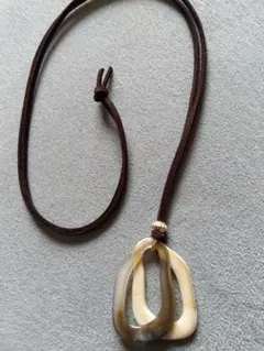 グレージュ×アイボリー 変形フープ ロング ペンダント　ロングネックレス