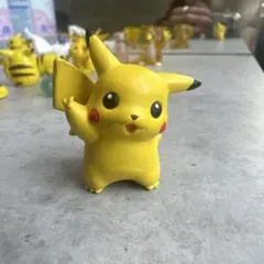 美品、初期30年ほど前のピカチュウ フィギュア 約3.5cm