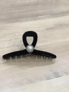 黒ベルベット パール装飾 ヘアクリップ