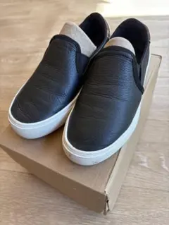 UGG ブラックレザー スリッポン