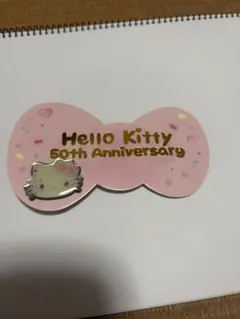 ハローキティ 50周年 リボン型ピンバッジ