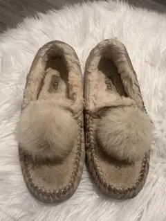 UGG ベージュ ポンポン付きスリッポン