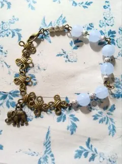 アンティーク調　水色の樹脂ビーズと象のブレスレット