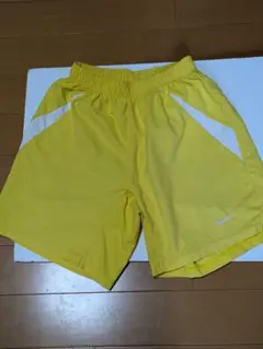 Nike イエローショートパンツ