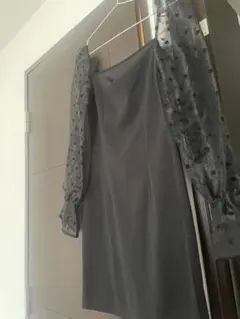 黒のタイトフィットワンピース