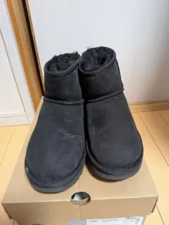 UGG Classic Mini II ブラック ムートンブーツのサムネイル
