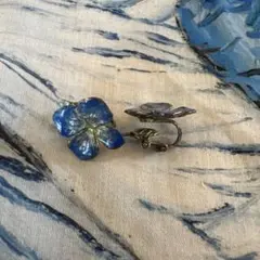 青色花モチーフ クリップ式イヤリング