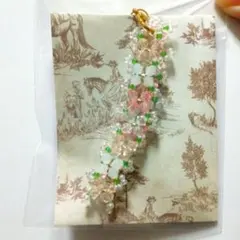 花の刺繍みたいなビーズストラップ　ピンク系