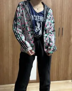 アディダスオリジナルス★幾何学模様★フード付きジャンパー（マウンテンパーカー）