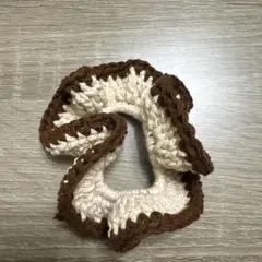 手編みシュシュ ブラウンとクリーム色
