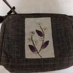 刺繍入りブラウンポシェット