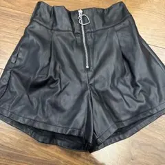 黒 レザー　ハーフパンツ