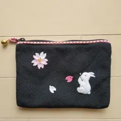 新品☆和柄ちりめんウサギと花刺繍の黒いポーチ