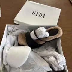 GYDA ファー付き ブラックトングサンダルのサムネイル