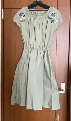 カーキ色ワンピース