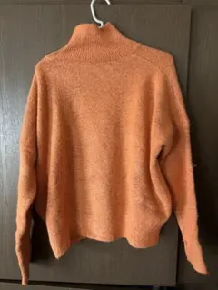 オレンジ タートルネック ニット