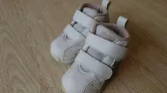 ASICS ベビー スニーカー ホワイト/ゴールド 星