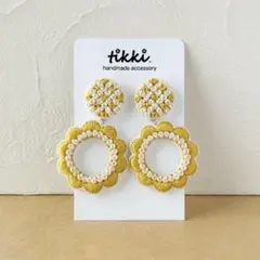 ゆらゆら お花のフレーム 刺繍ピアス／イヤリング【イエロー】