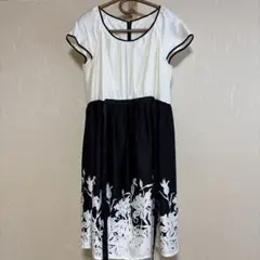 白黒花柄刺繍半袖ひざ丈ワンピースのサムネイル