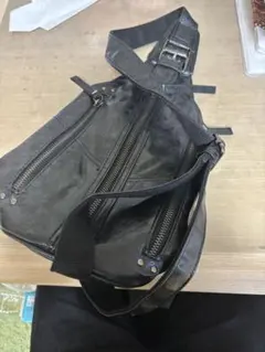 黒フェイクレザー スリングバッグ ジッパー付き