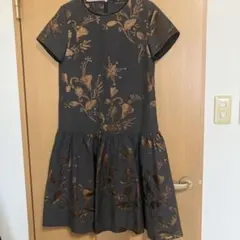 DANA Paris 半袖ひざ丈ワンピース 黒と金の花柄 美品のサムネイル
