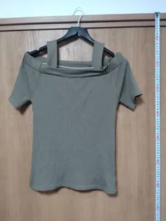 INGNI オフショルダーリブトップス オリーブ