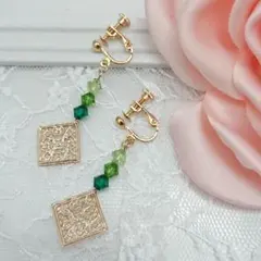 緑 スワロフスキー × 透かしパーツ 揺れる ハンドメイド イヤリング ピアス