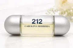 Carolina Herrera 212 オードトワレ 30ml 日本語表記ありのサムネイル