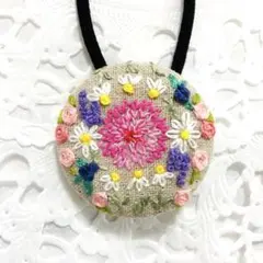 ハンドメイド　くるみボタン　刺繍　ヘアゴム   花畑