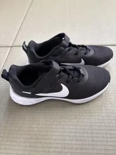 Nike ブラックスニーカー レボリューション6