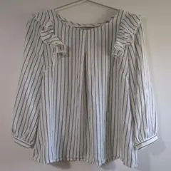 Té chichi ホワイトストライプ フリルブラウス