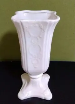 陶器花器（ホワイト・脚付きデザイン）