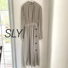 SLY スライ ノーカラーワンピース 長袖 ベージュ 光沢感