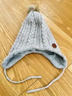 グレー ケーブル編み ニット帽 ポンポン付き　H&M 4〜8歳