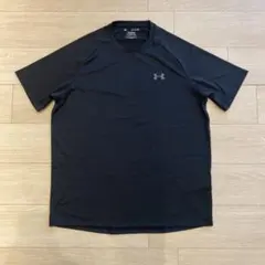 アンダーアーマー　テック黒Tシャツ　ワンポイント