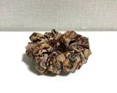 ハンドメイド シュシュ ヘアアクセサリー 花柄 ベージュ