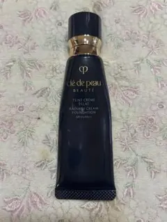 クレ・ド・ポーボーテ　タンクレームエクラnファンデーション　オークル10