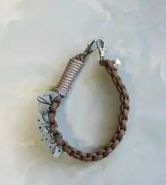 【mizuiro 様専用】パラコード　ハンドストラップ　　ドット　パール　フリル