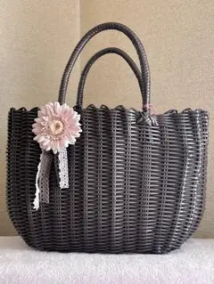 大人可愛い ストローカゴバッグ 花モチーフ付き ダークブラウン ハンドバッグ