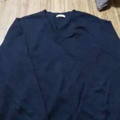GU黒のVネックニットセーター