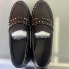 スタッズ付き黒ローファー